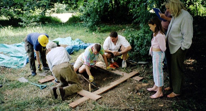 Big Dig on Wandsworth Common - 2003
Digging a test pit on the possible site of the Craig Telescope on Wandsworth Common.
Link-words: London Wandsworth2003