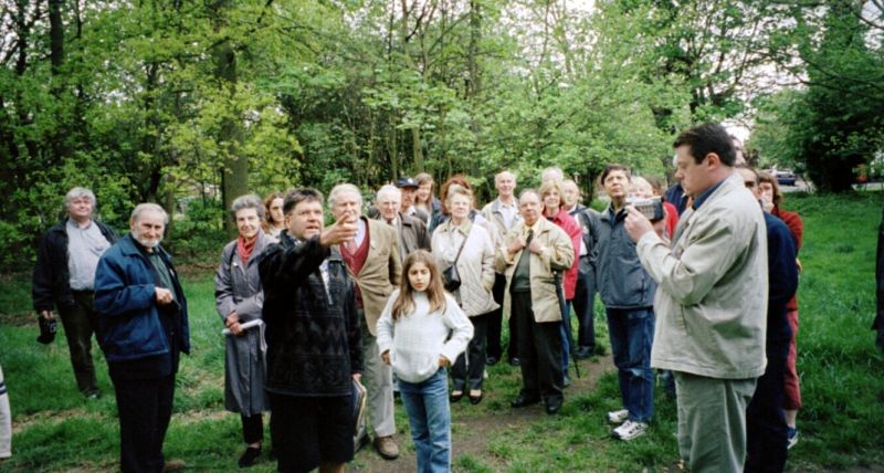 On Wandsworth Common - April 2003
Greg talking about the Craig Telescope on Wandsworth Common during the 2003 Mystery London Astro Tour.
Link-words: London MLAT2003