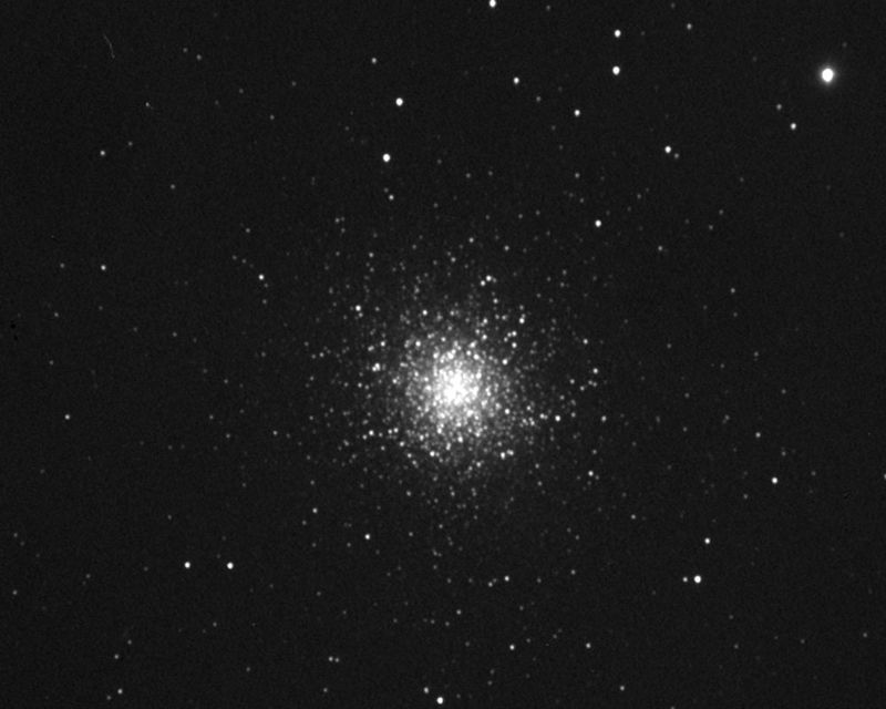 M13 The Great Hercules Cluster Dist: 23,400 l.y.
Contains between 300,000 - 500,000 stars, the cluster is 140 light years across.
6 x 1 min exposures

Link-words: Galaxy Messier