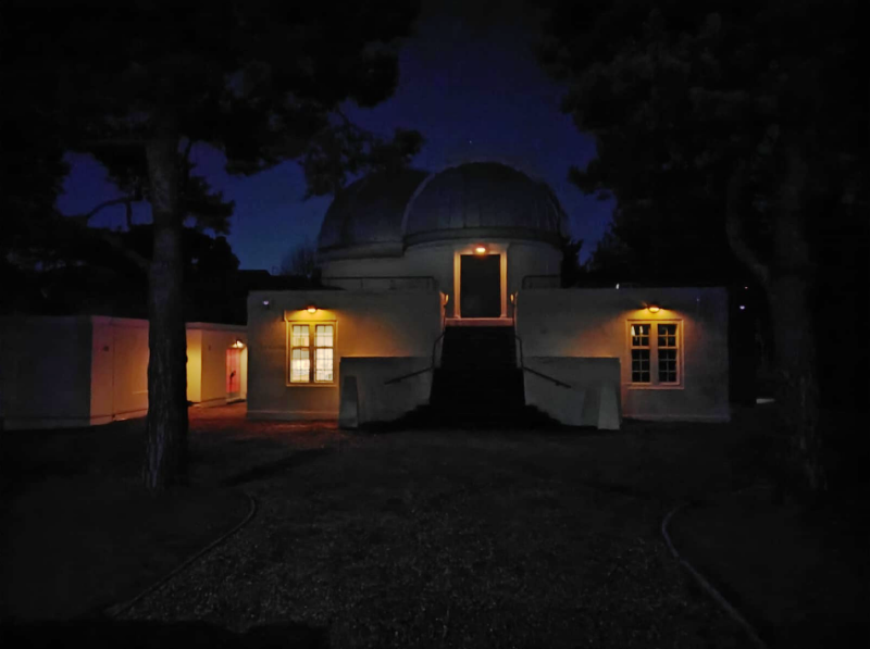 Mill Hill Observatory 
In the dark
Link-words: MillHill2023