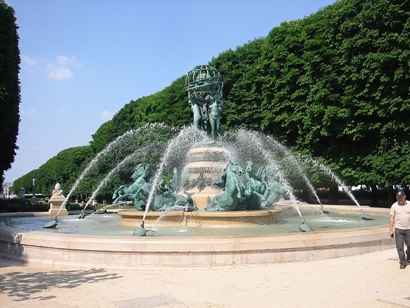 Fountain in the grounds of the Palais de Luxembourg
Link-words: Paris2007