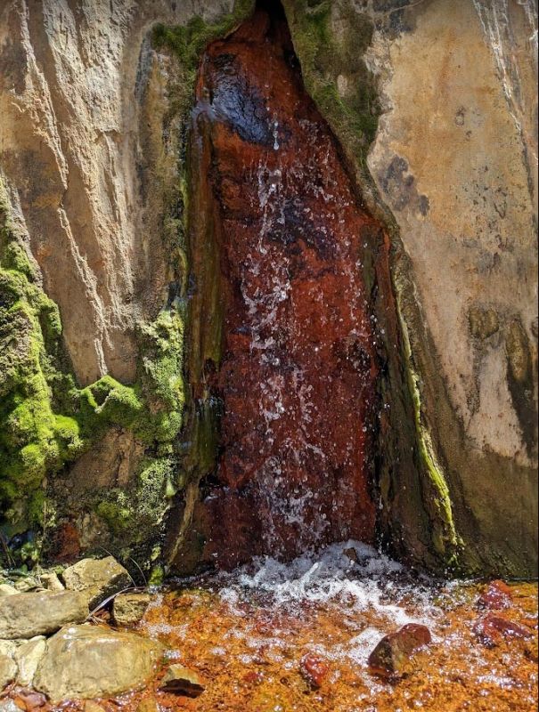 Small trickle at the Cascada de Colores
in the Caldera Taburiente La Palma.  
All that is currently left of a waterfall as there has been no rain for a year.  
Link-words: LaPalma2024